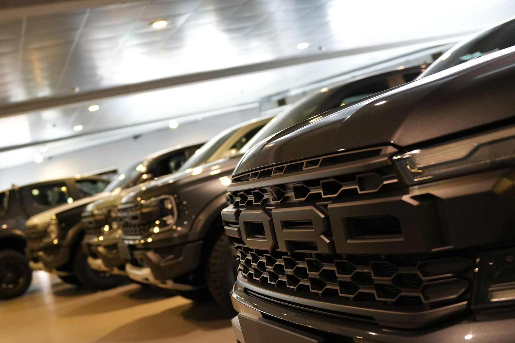 Fila de Ford Ranger Raptor en el concesionario