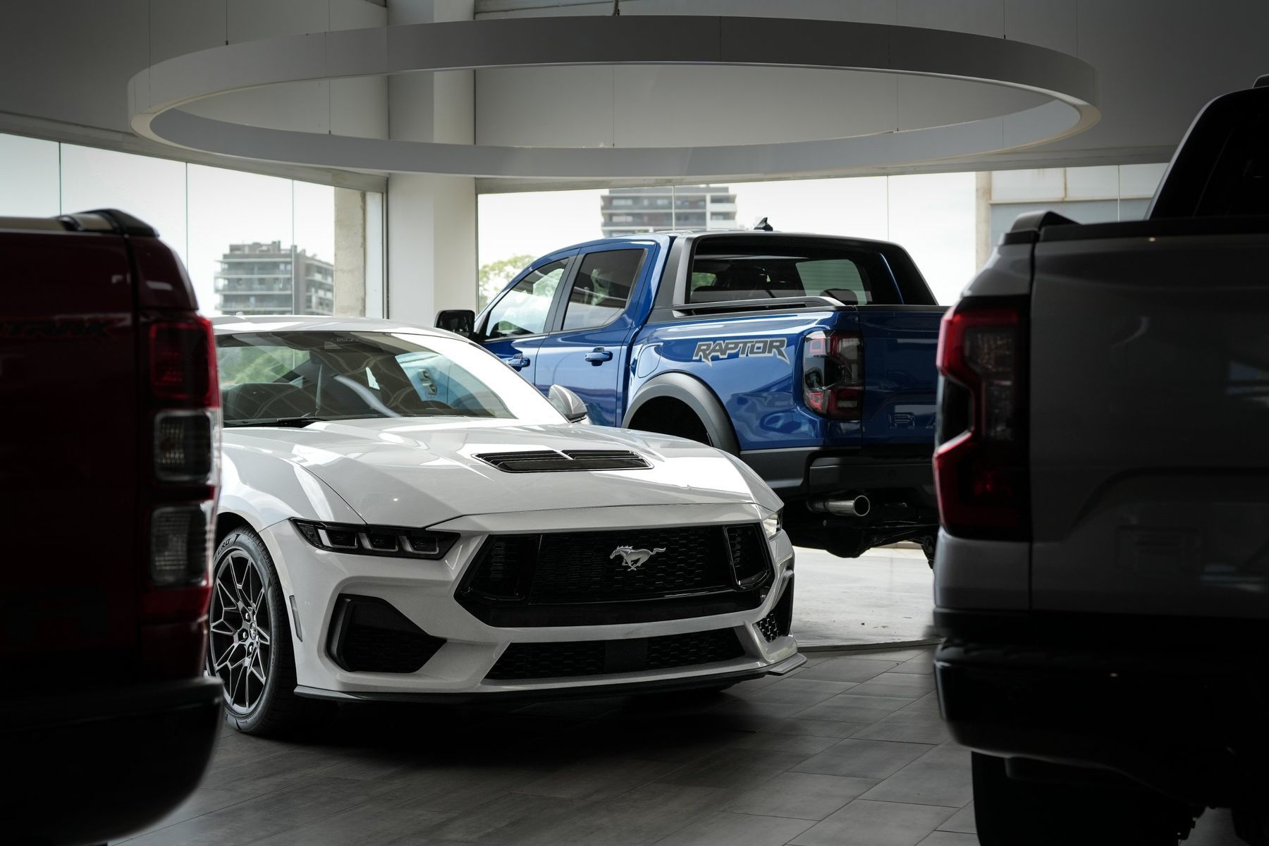 Ford Mustang y Ranger Raptor en el concesionario